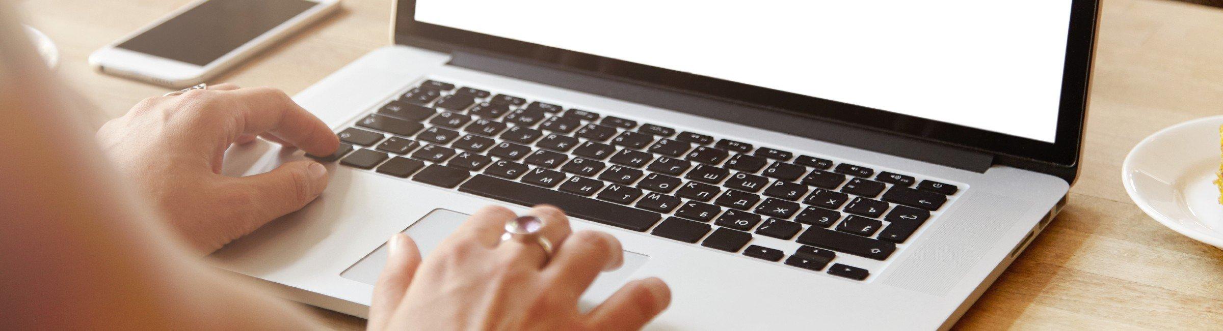 Une femme tape sur son clavier d'ordinateur